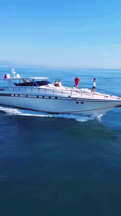 Le Don Carlo est un yacht de luxe de 22 mètres disponible à la location — vidéo